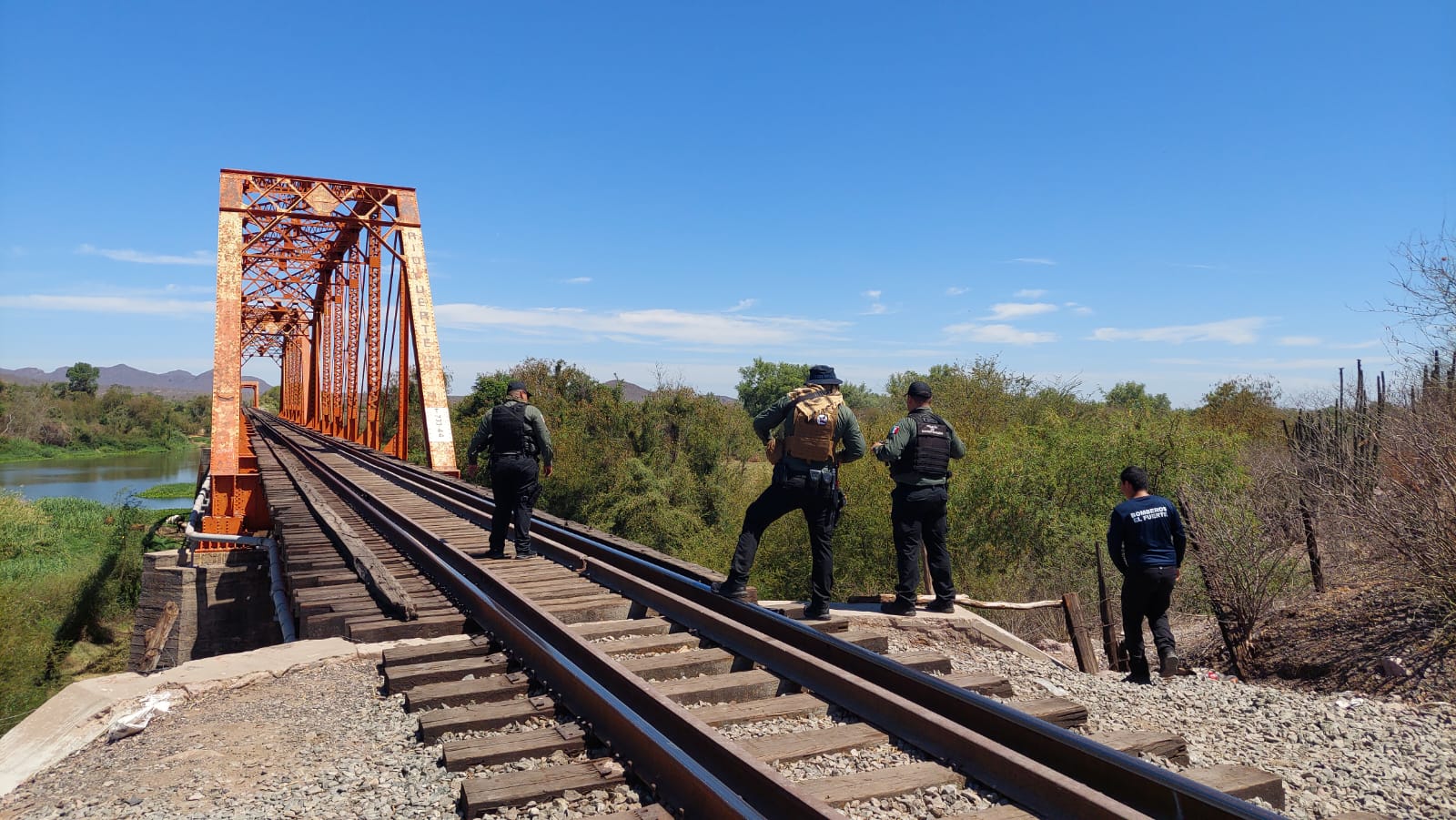 Autoridades resguardando el área en donde fue encontrado el cuerpo en el río Fuerte.