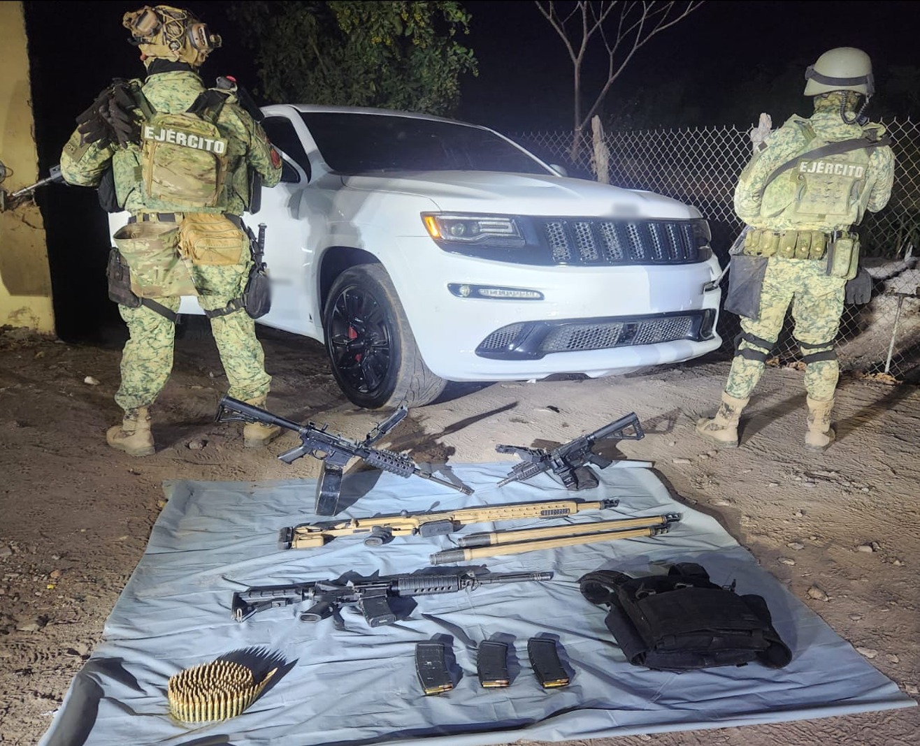 Ejército Mexicano con los artefactos y armamento asegurado en El Tepuchito, Culiacán.