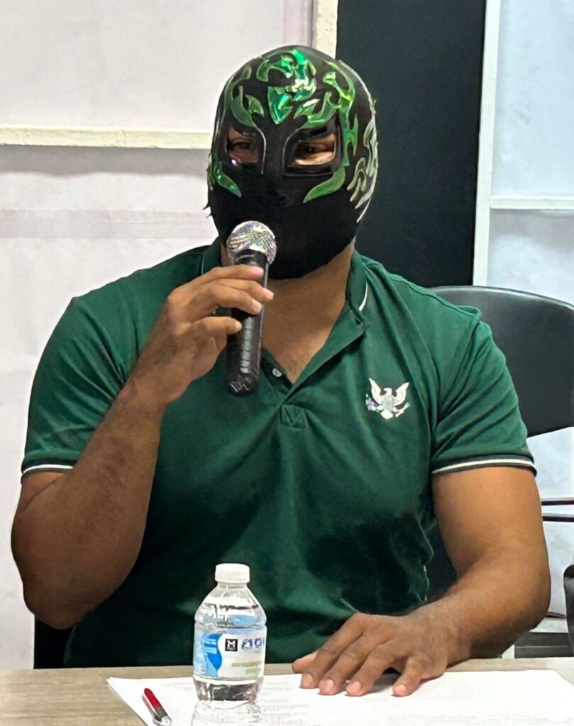 El luchador Dark Fire, en la presentación del evento