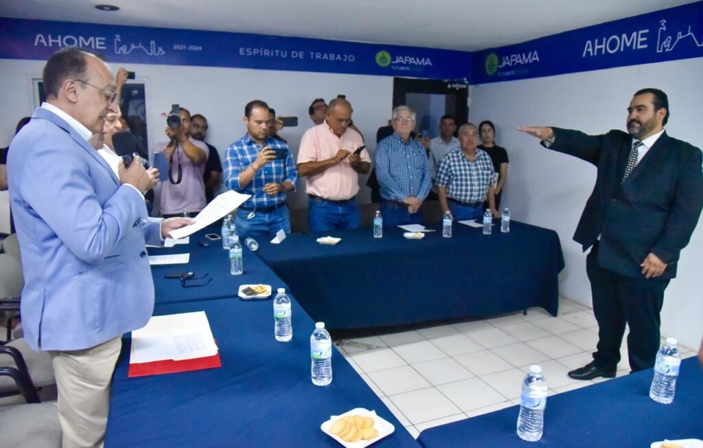 Alcalde Antonio Menéndez tomándole protesta a Emmanuel Higuera.