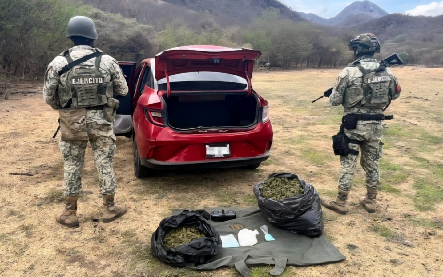 En persecución, abandonan vehículo con reporte de robo y 2 mil pastillas de fentanilo en Culiacán