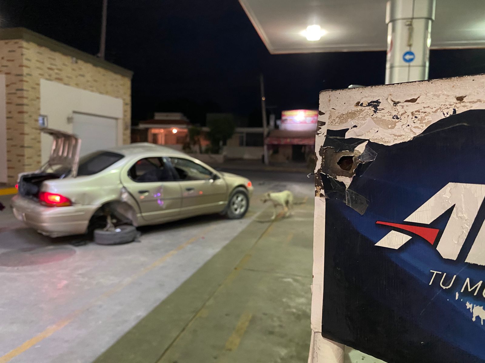 Un hombre herido, tienda y gasolinera con impactos de bala