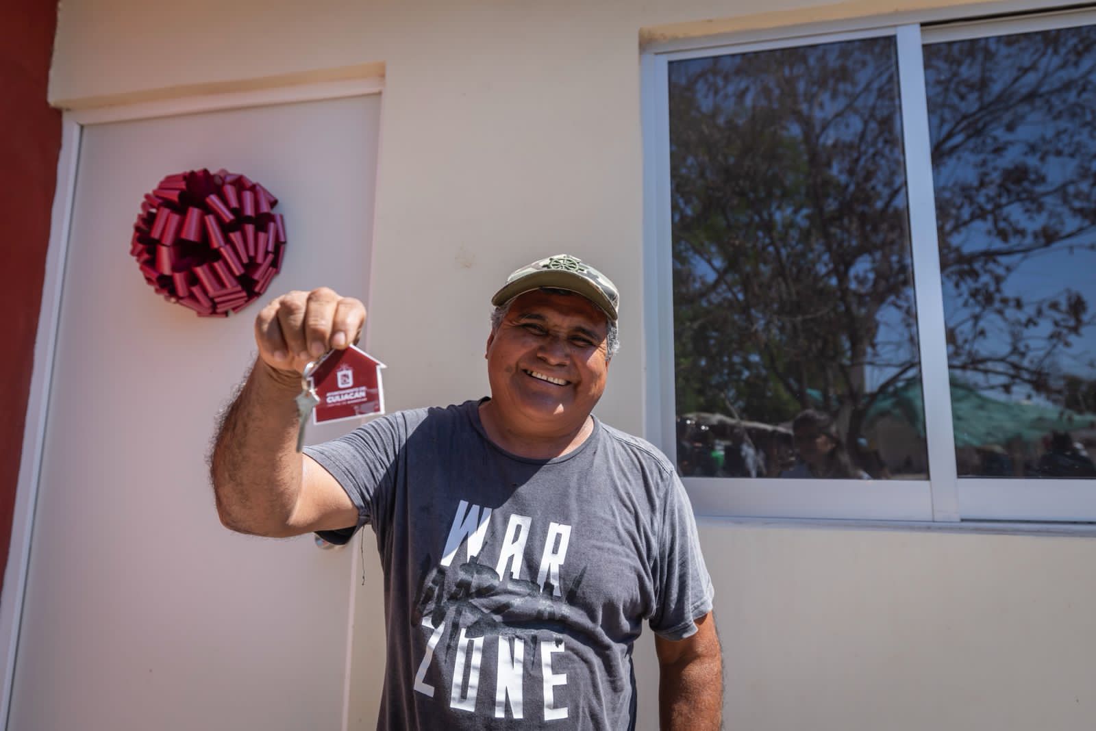 Vecino de Higueras de Abuya, Culiacán, sosteniendo las llaves de su vivienda.