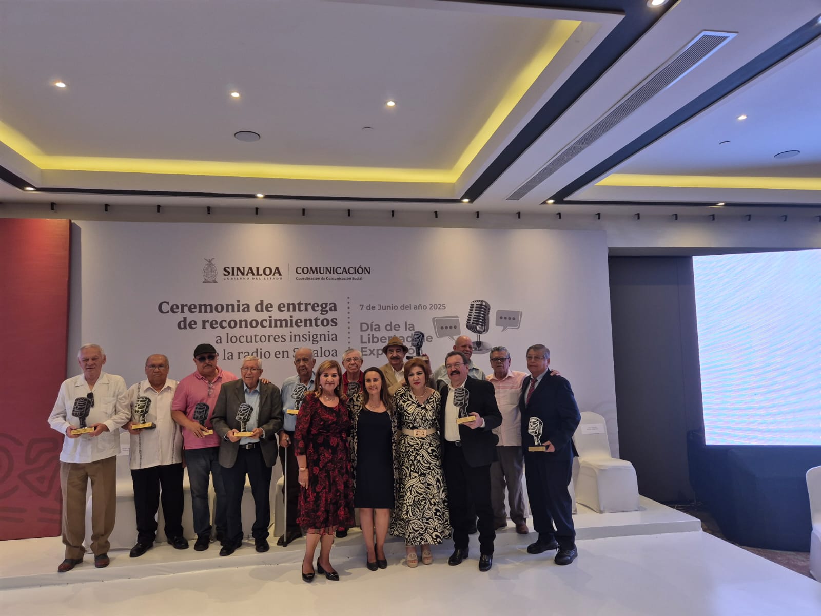 Ceremonia de entrega de reconocimientos a 12 locutores sinaloenses destacados.