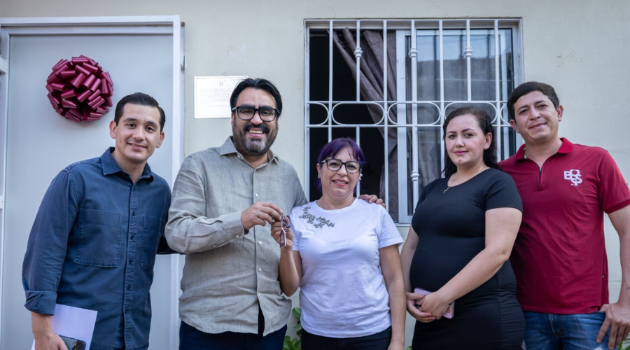 Gámez Mendívil entrega viviendas a familias de Culiacán