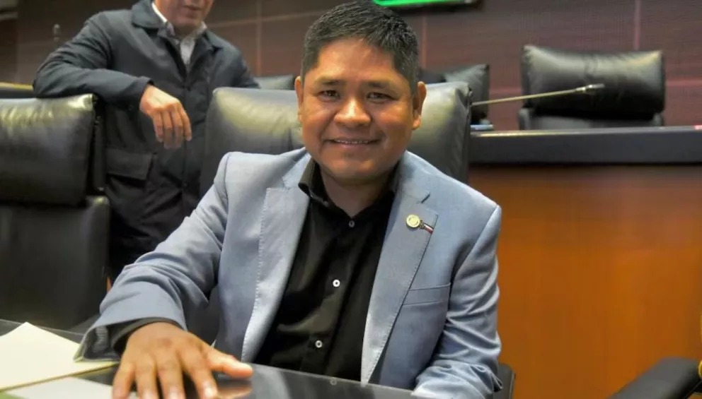 Erasmo Catarino, de los escenarios al Senado; rinde protesta como legislador