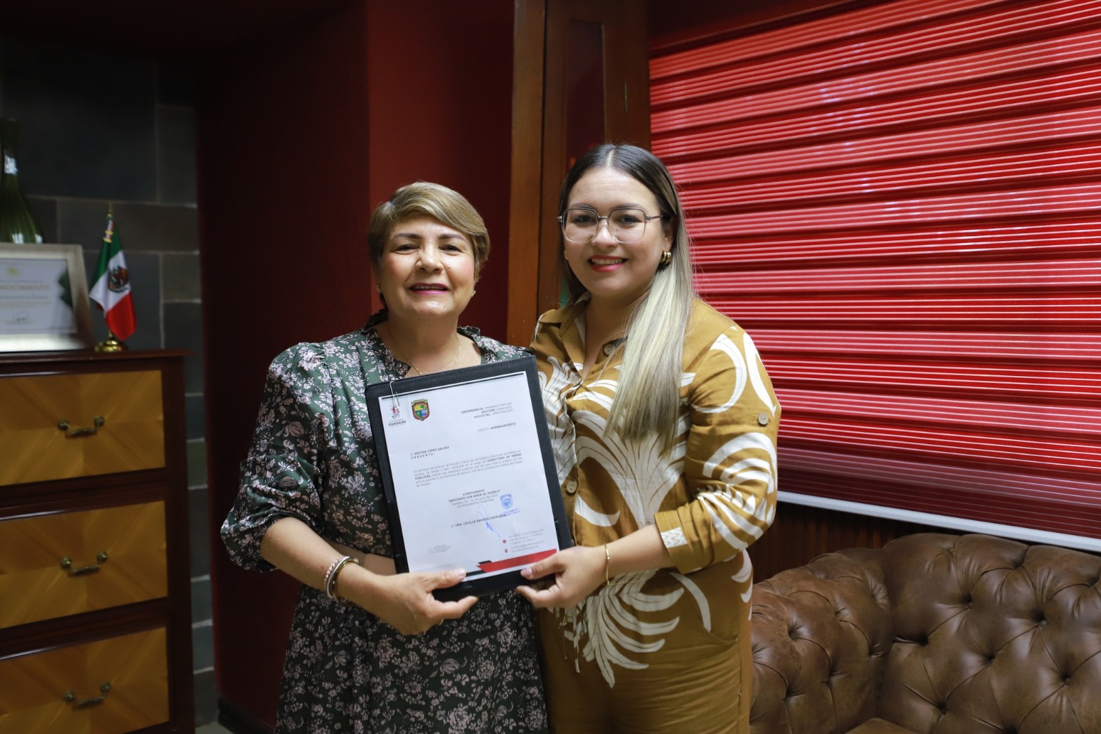 Ereyda López Gálvez junto a la alcaldesa Cecilia Ramírez Montoya.