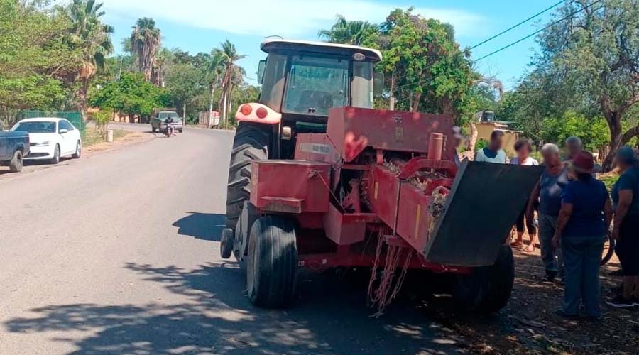 Tractor que remolcaba la empacadora con la que chocó Ernesto