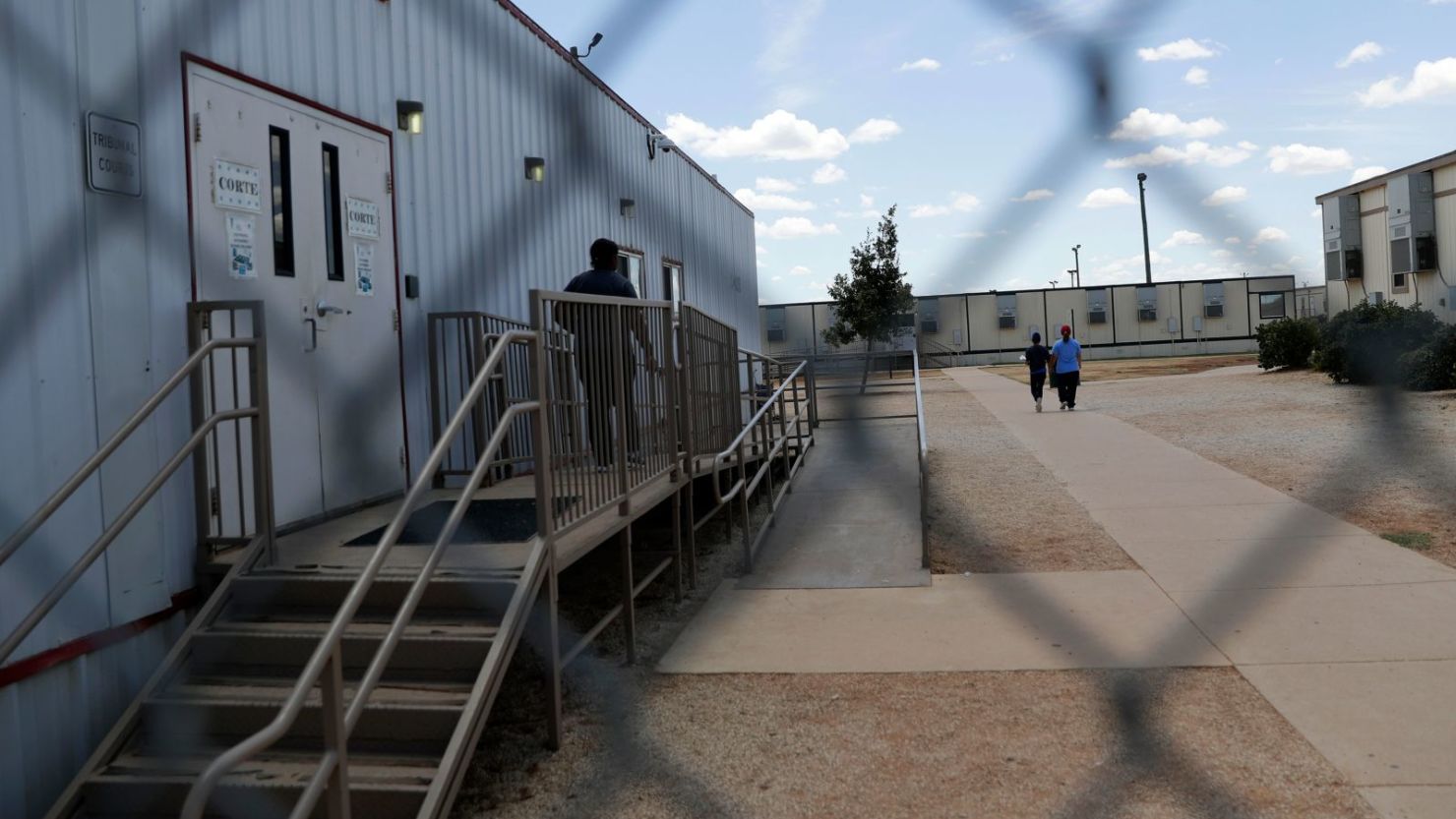Estados Unidos mantiene su política de no liberar migrantes pese a ligero repunte en cruces fronterizos