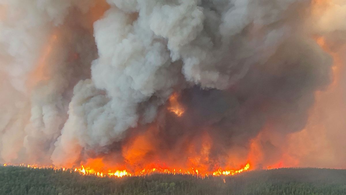 Evacuaciones masivas en Canadá por incendios; humo afecta a EU y llega hasta Europa