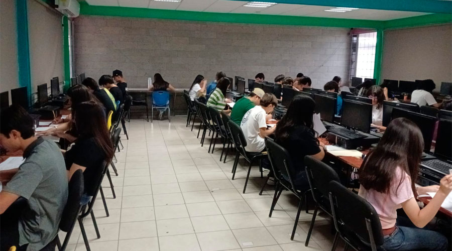 Jóvenes se presentan para el examen de admisión del Cetis 107