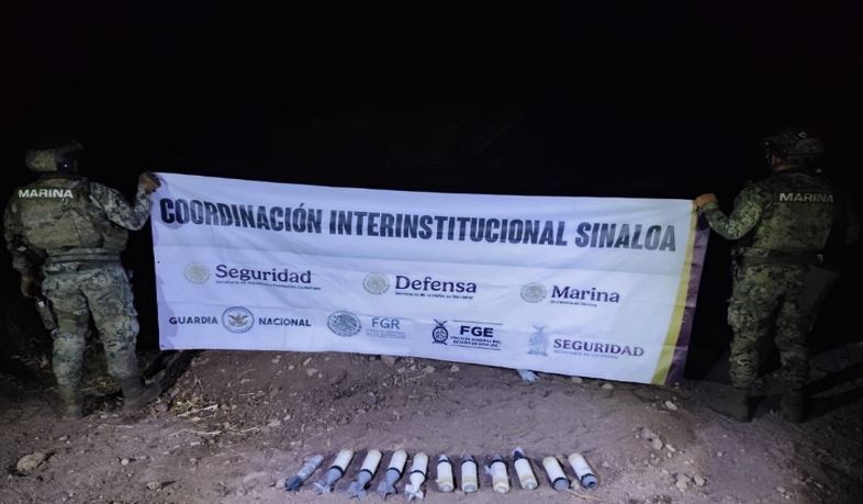 Elementos de la Marina con los explosivos asegurados.