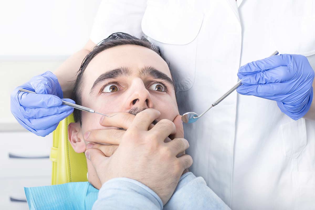 Falso dentista en Chequia atendía a pacientes con conocimientos de internet