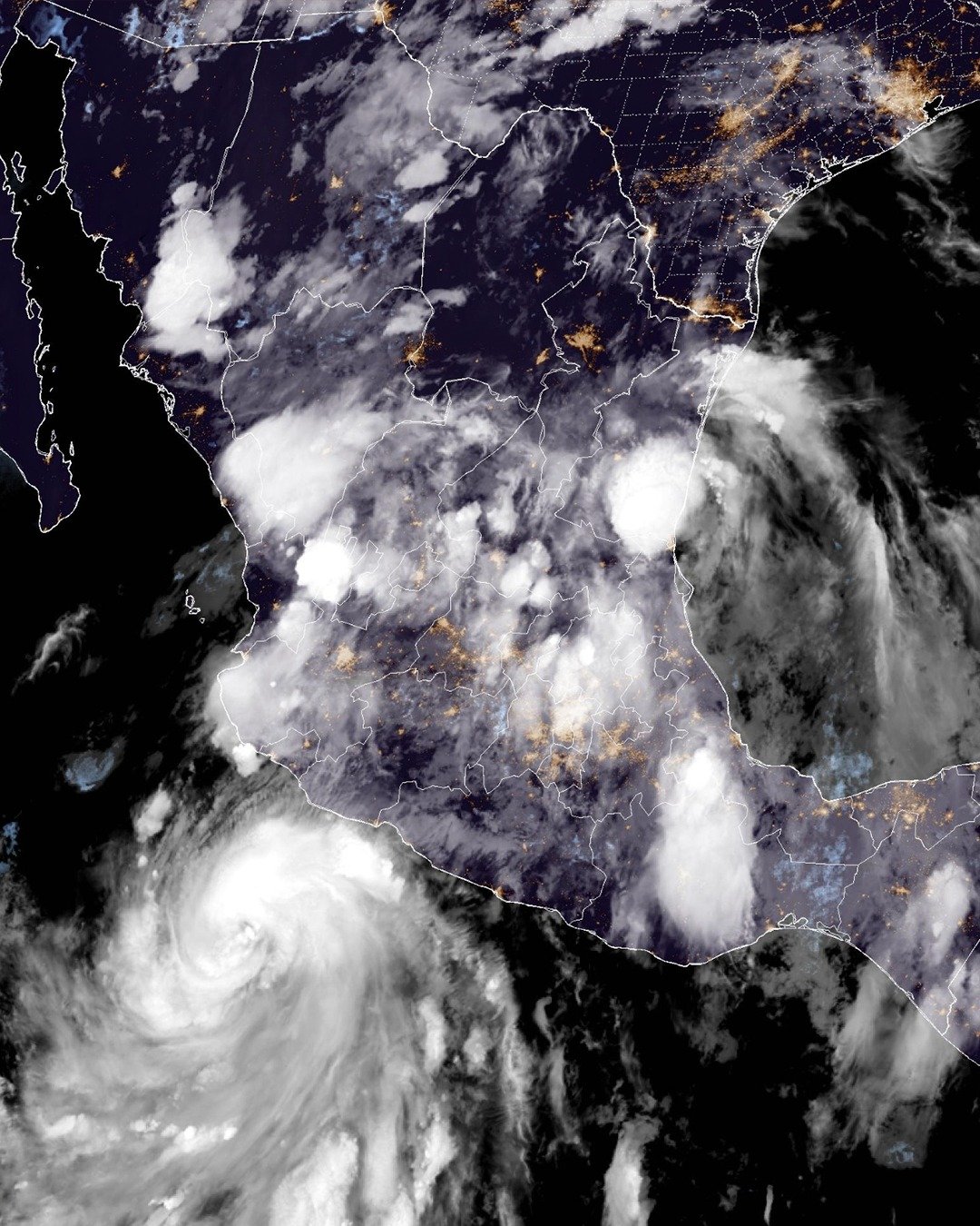 Flossie se convierte en huracán frente a las costas del Pacífico mexicano