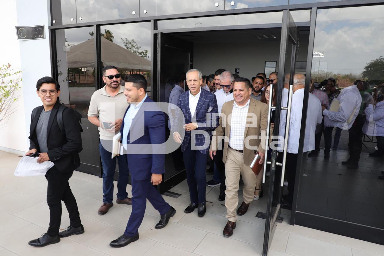 Gerardo Vargas Landeros saliendo de la sede porque se difirió la audiencia inicial.