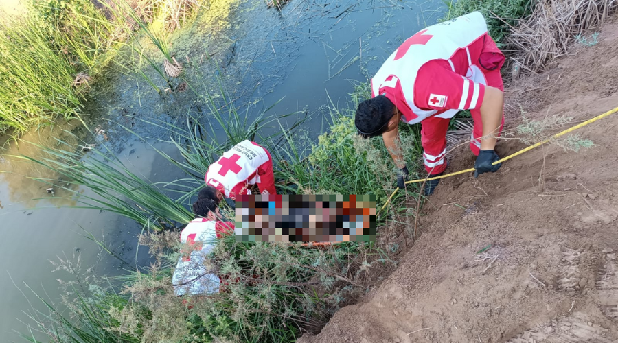 Socorristas de la Cruz Roja sacan un hombre del dren