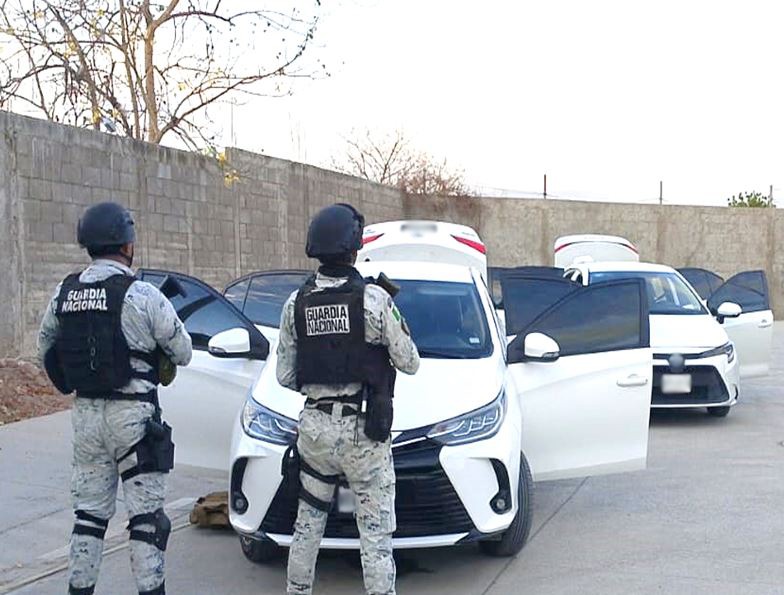Elementos de la Guardia Nacional aseguran dos vehículos