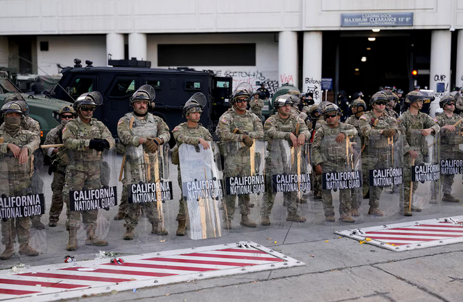 Juez frena despliegue de la Guardia Nacional en Los Ángeles; ordena a Trump ceder control a California
