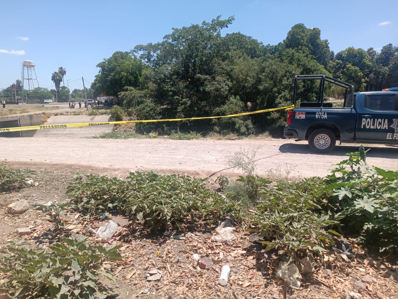 Canal de riego resguardado por las autoridades en las inmediaciones de Campo Esperanza.