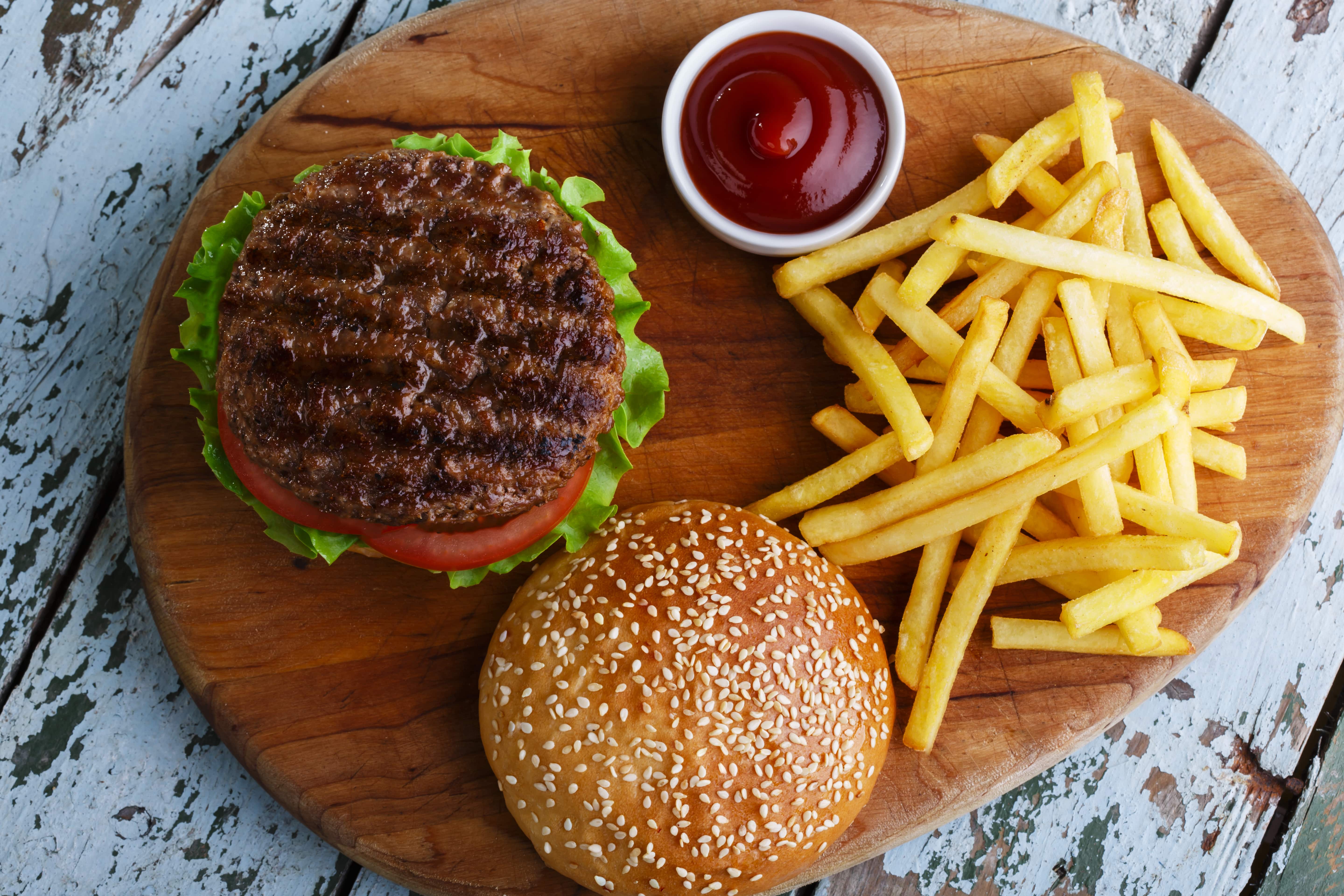 Hamburguesa con papas.