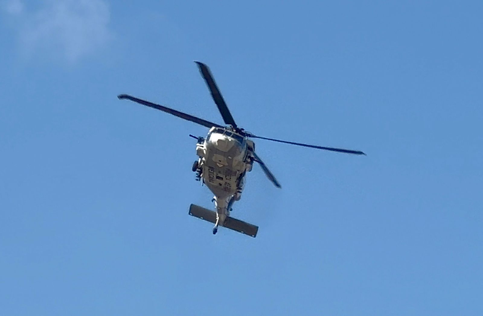 Helicóptero militar artillado sobrevuela Culiacán durante operativo