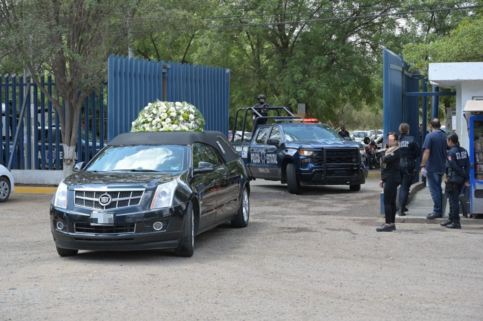 Carroza en las instalaciones de la Policía Estatal Preventiva para rendir homenaje a Rafael.