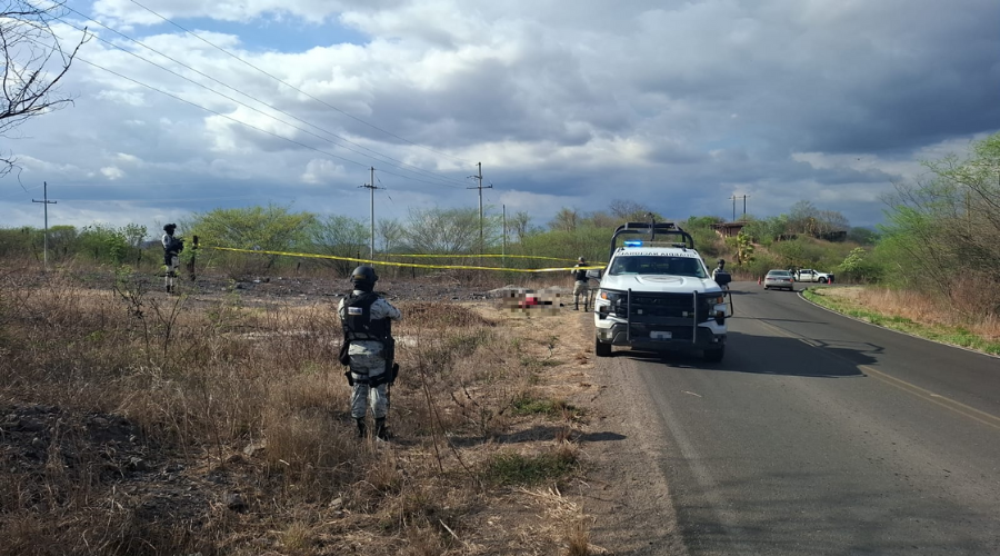 Elementos de la Guardia Nacional delimitan el sitio donde se halló el cuerpo sin vida de un hombre