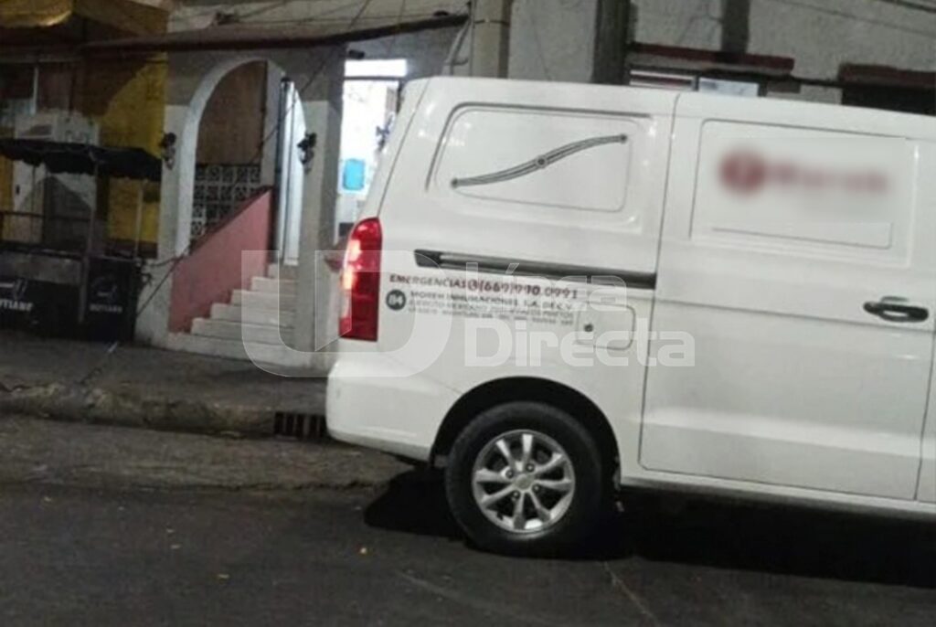 Unidad fúnebre afuera del hotel en donde se registró el ataque a balazos
