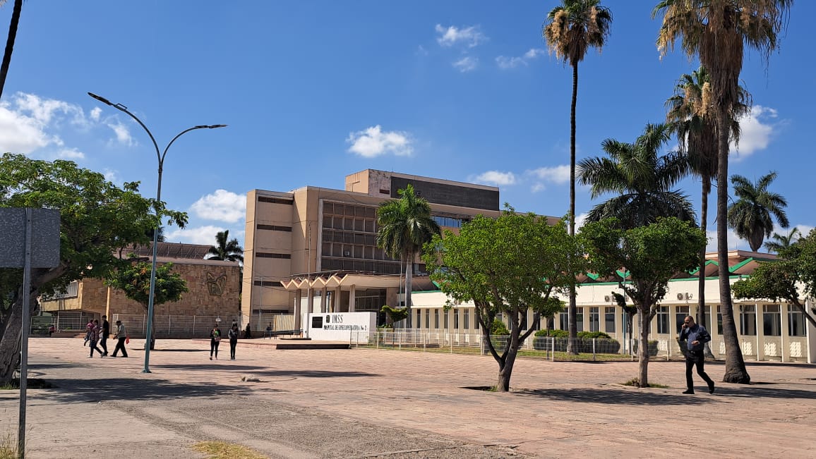 Fachada del edificio del Hospital Ginecopediátrico 02 del IMSS