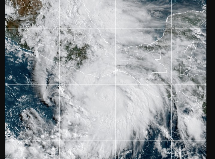 Erick sumó más fuerza a sus vientos antes de las 9:00 horas (tiempo del centro de México). NHC