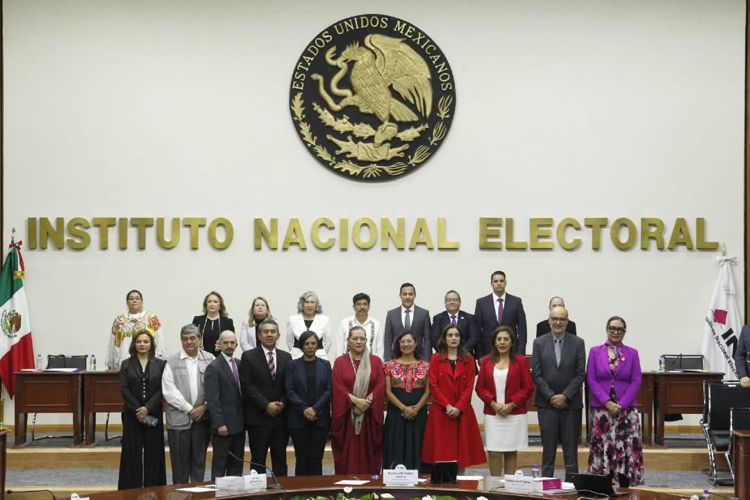 INE entrega constancias a nuevos ministros de la Suprema Corte