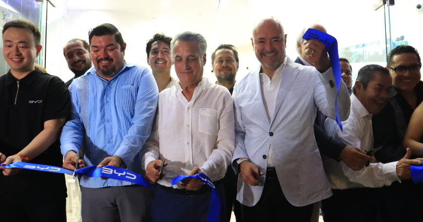 Corte de listón en la inauguración de las nuevas instalaciones de BYD en Mazatlán