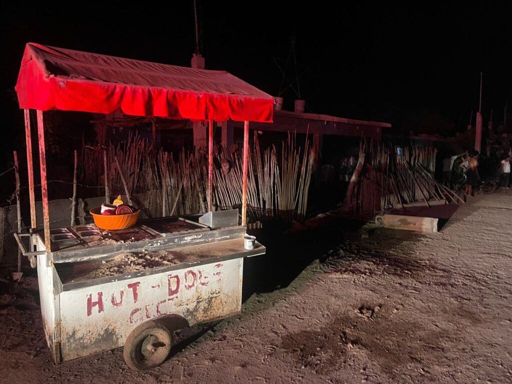 Carrito de hot dogs dañado por el incendio.