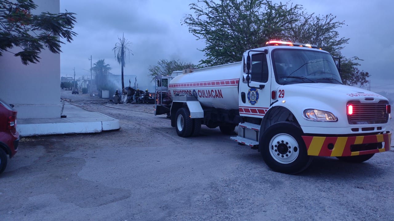 Unidad de Bomberos en uno de los incendios.