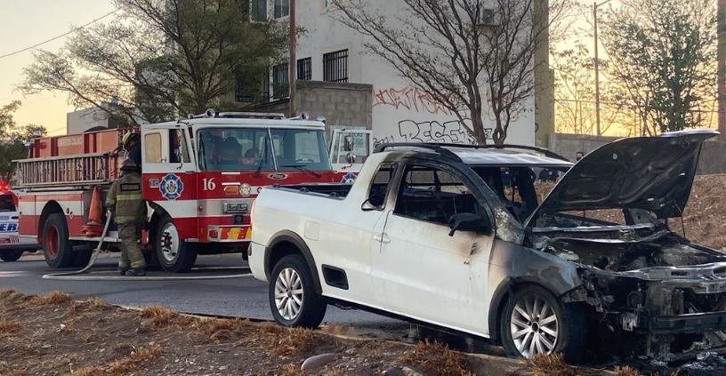 Bomberos apagan incendio sobre una camioneta