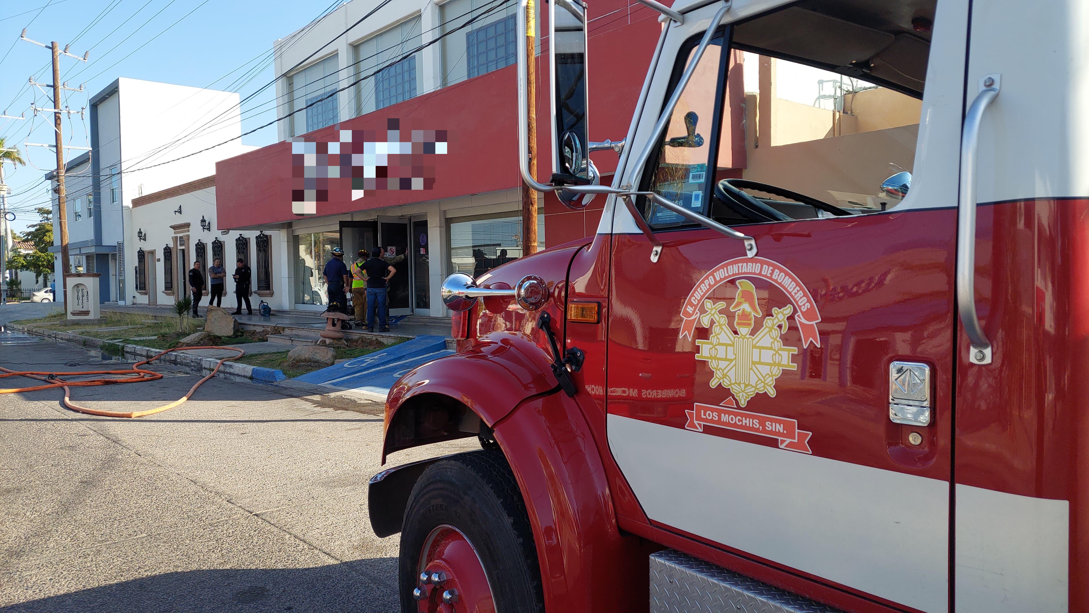 Bomberos atendiendo el conato de incendio.