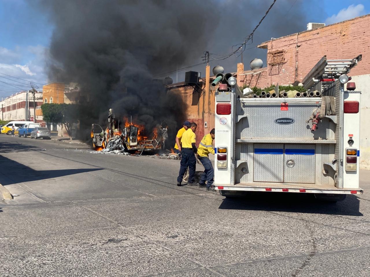 Daños materiales tras incendiarse un camión