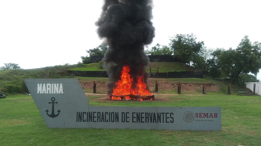 Marina incinera más de una tonelada de clorhidrato de cocaína asegurada en Michoacán