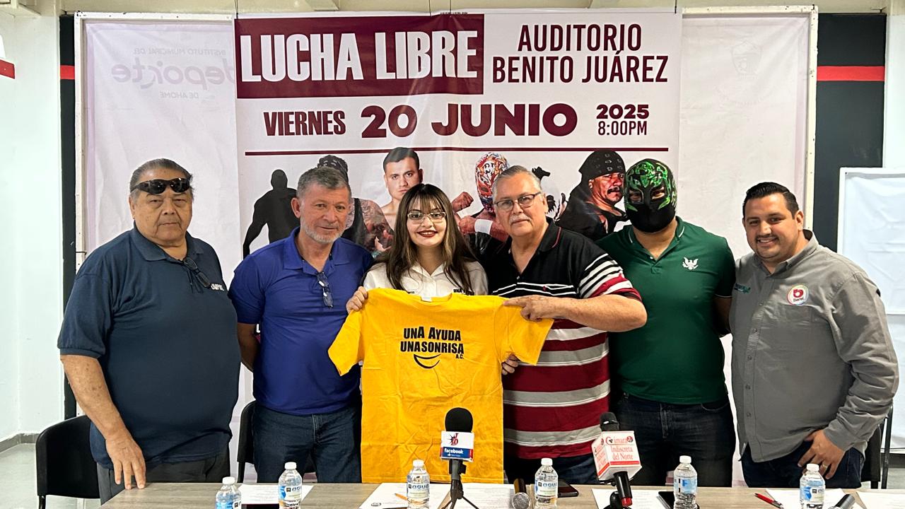 Integrantes del presidium en la presentación de la función de lucha libre profesional