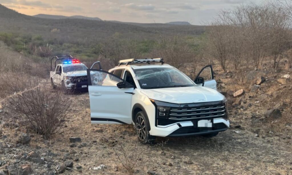 Jac, color blanco, con reporte de robo.
