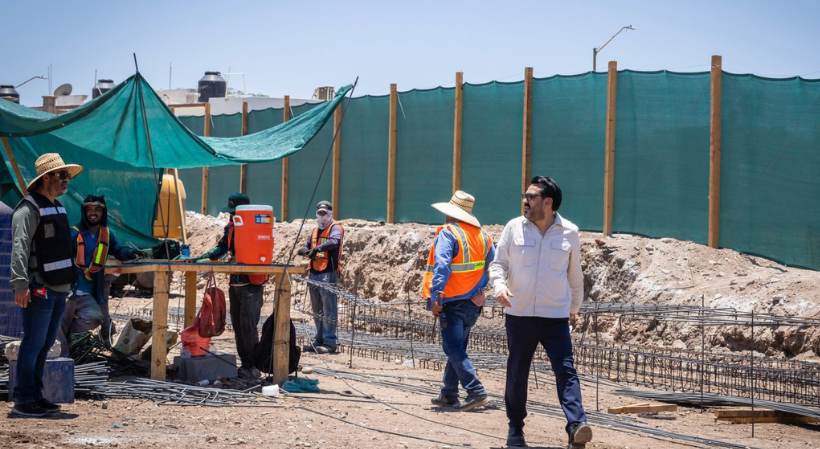 El alcalde Juan de Dios Gámez Mendívil supervisa la construcción de la planta potabilizadora Surponiente de Culiacán