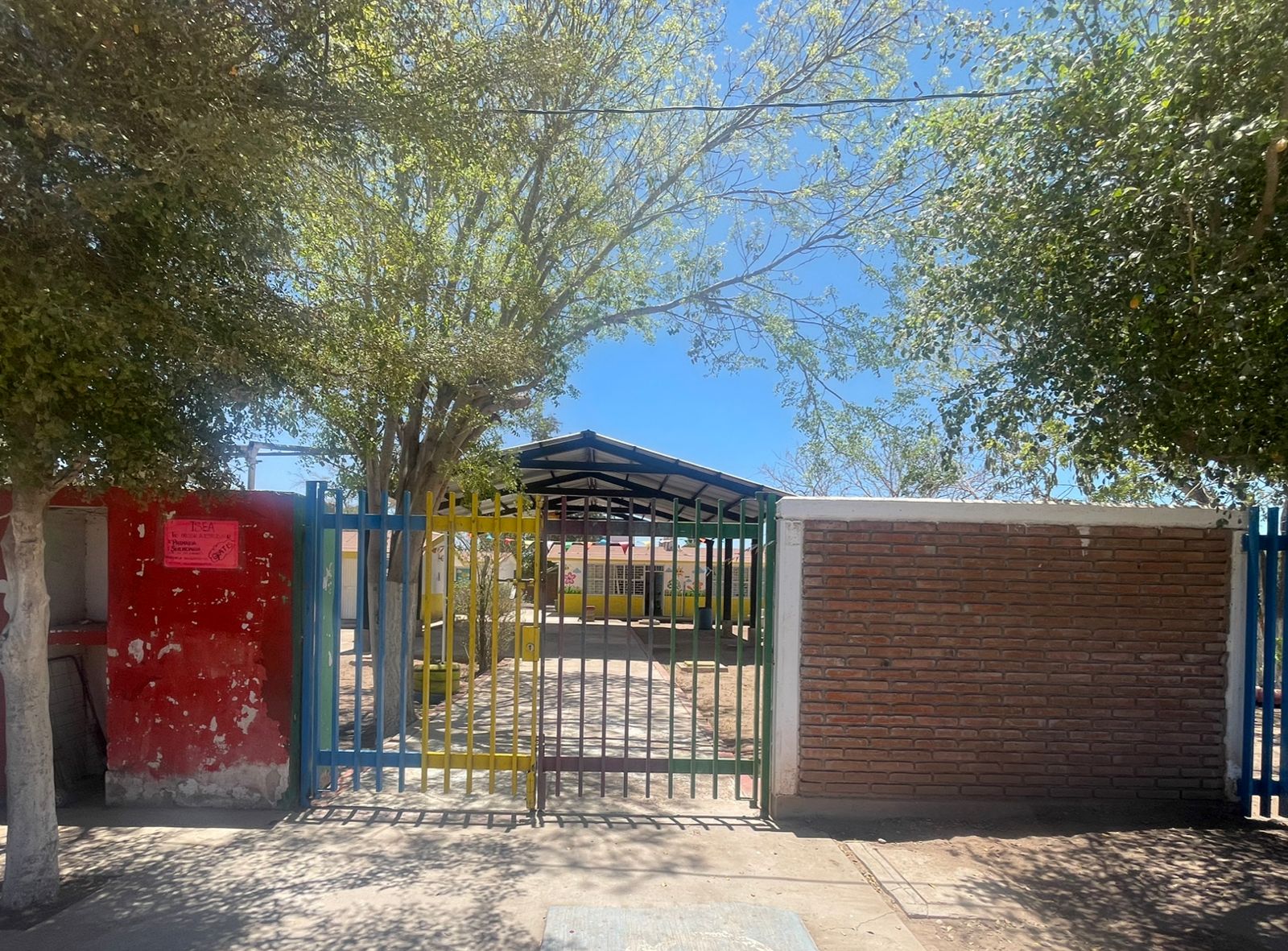 Niños de kínder en Los Mochis sufren calor por fallas en el sistema eléctrico