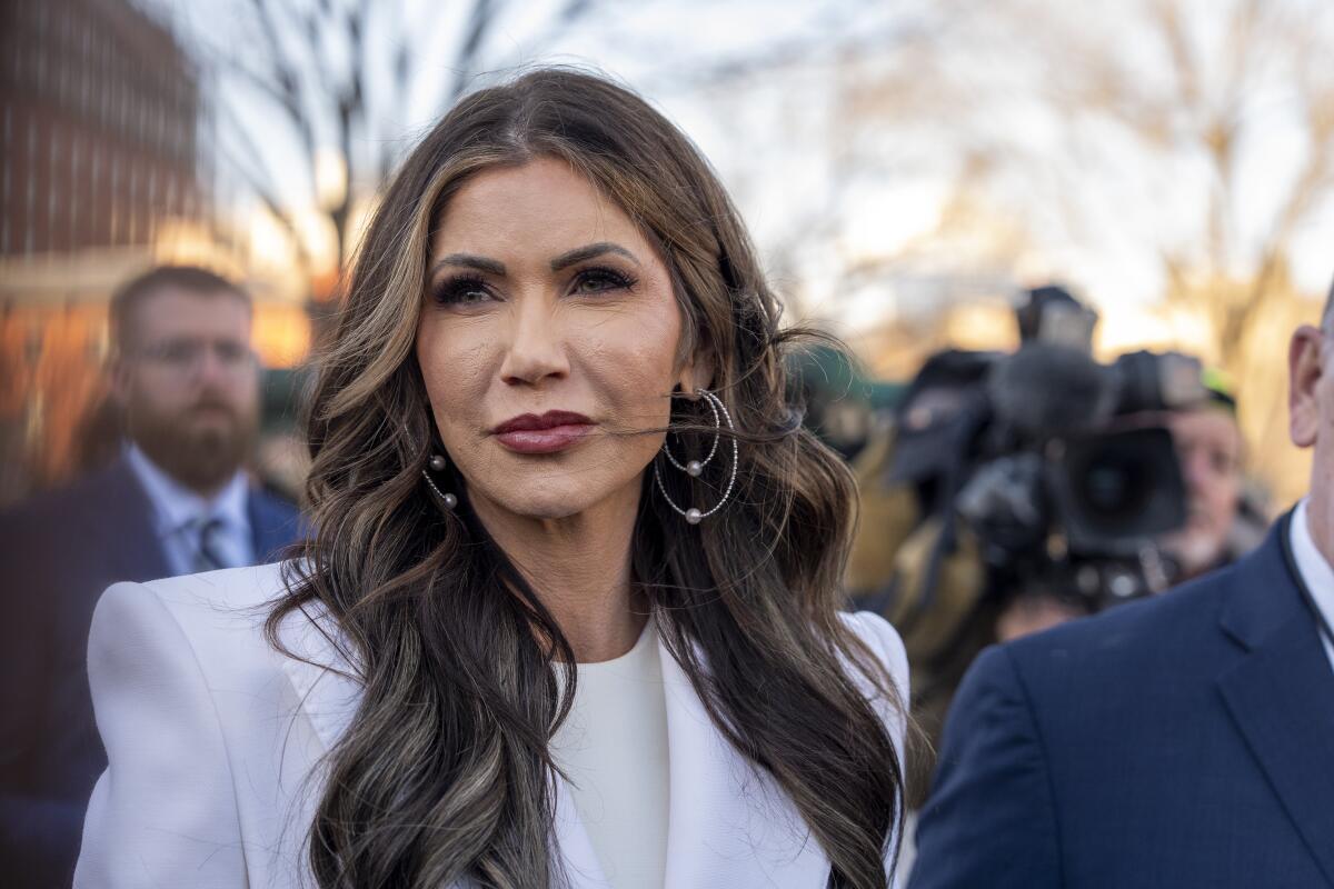 Hospitalizan a secretaria de Seguridad de EU, Kristi Noem; al parecer fue por una reacción alérgica