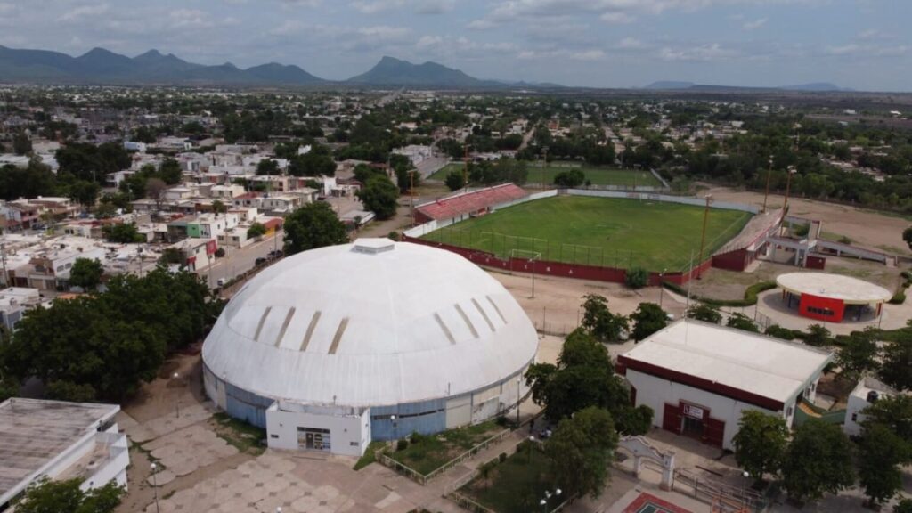 Gimnasio municipal "La Bola" en Salvador Alvarado.