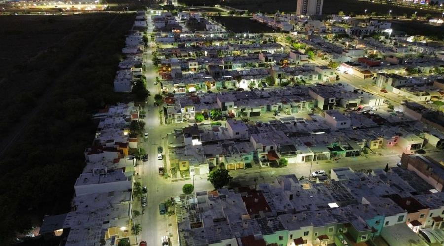 Instalación de lamparas en el fraccionamiento Real Pacífico, Mazatlán