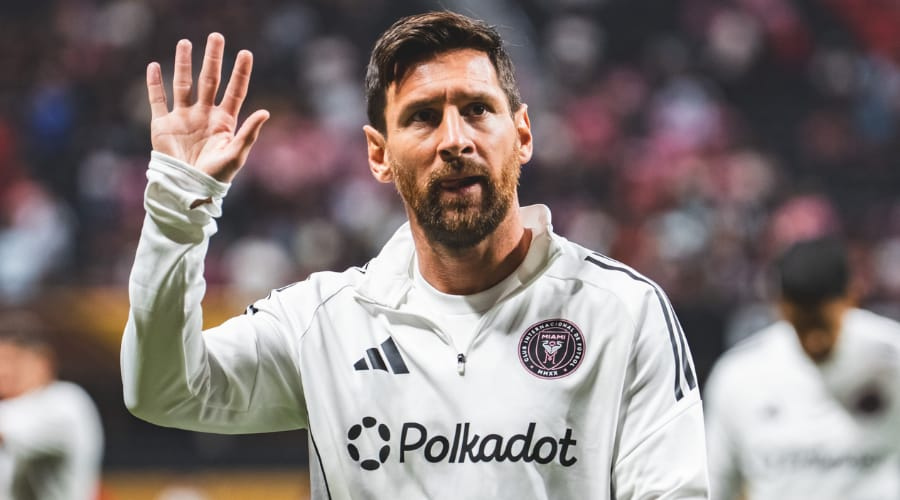 Lionel Messi saluda a los aficionados