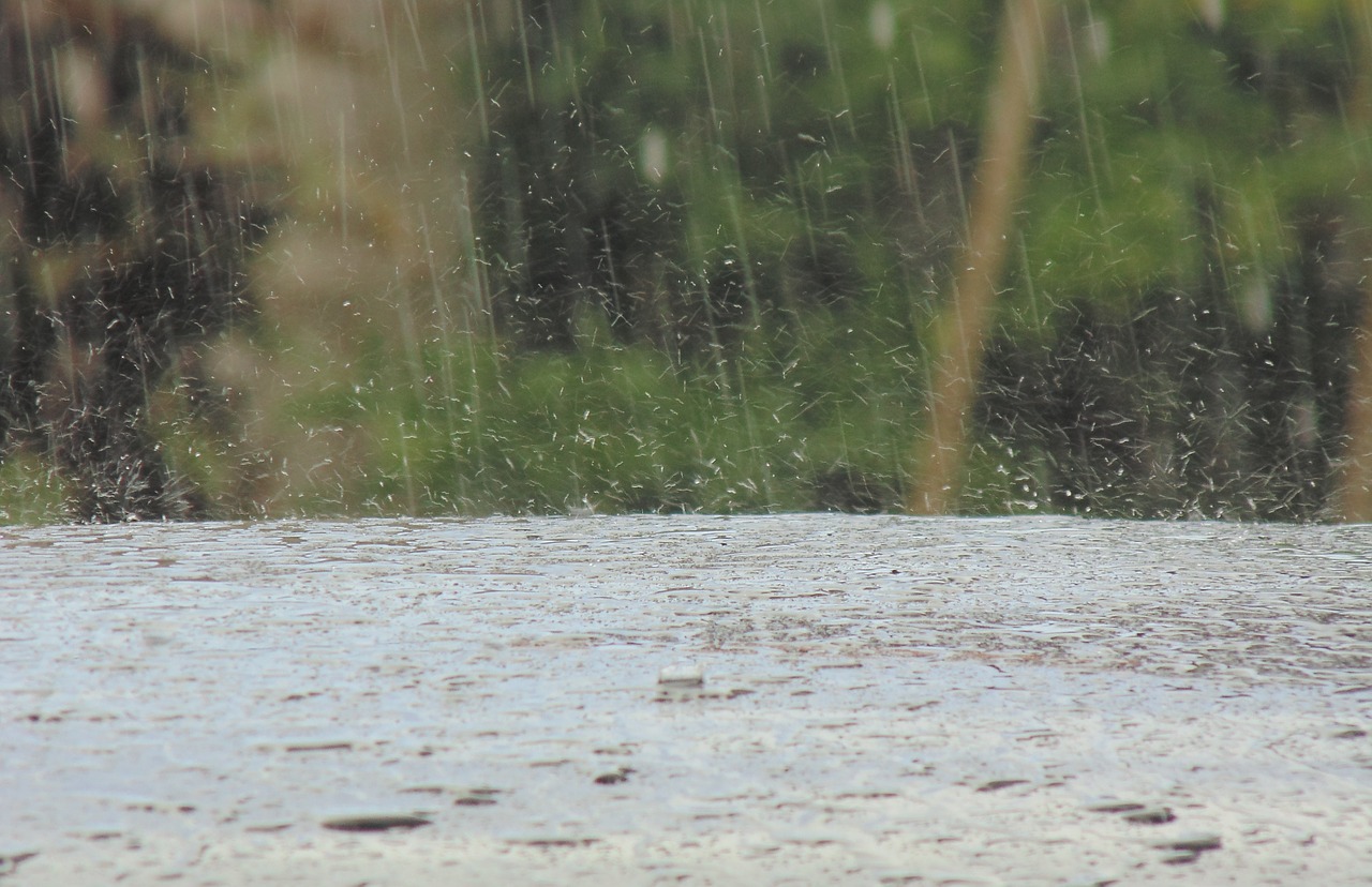 Gotas de lluvia cayendo.