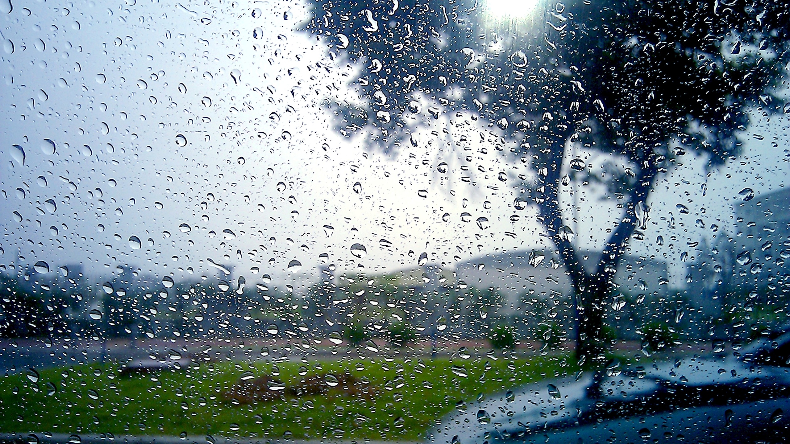 Gotas de lluvia en una ventana.