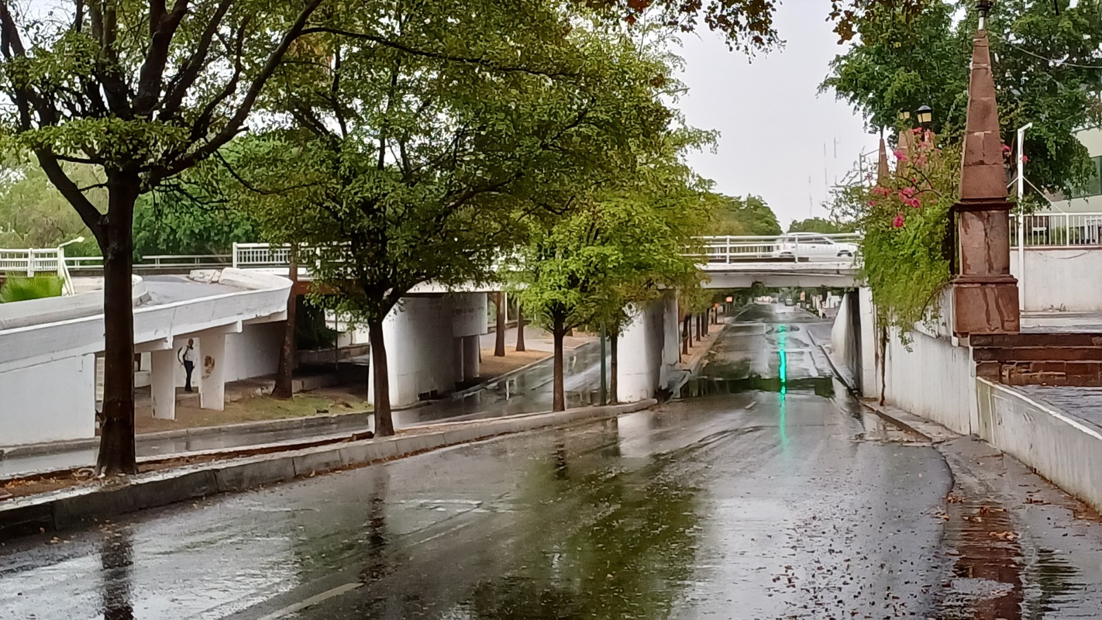 Vialidades mojadas por la lluvia en Culiacán.