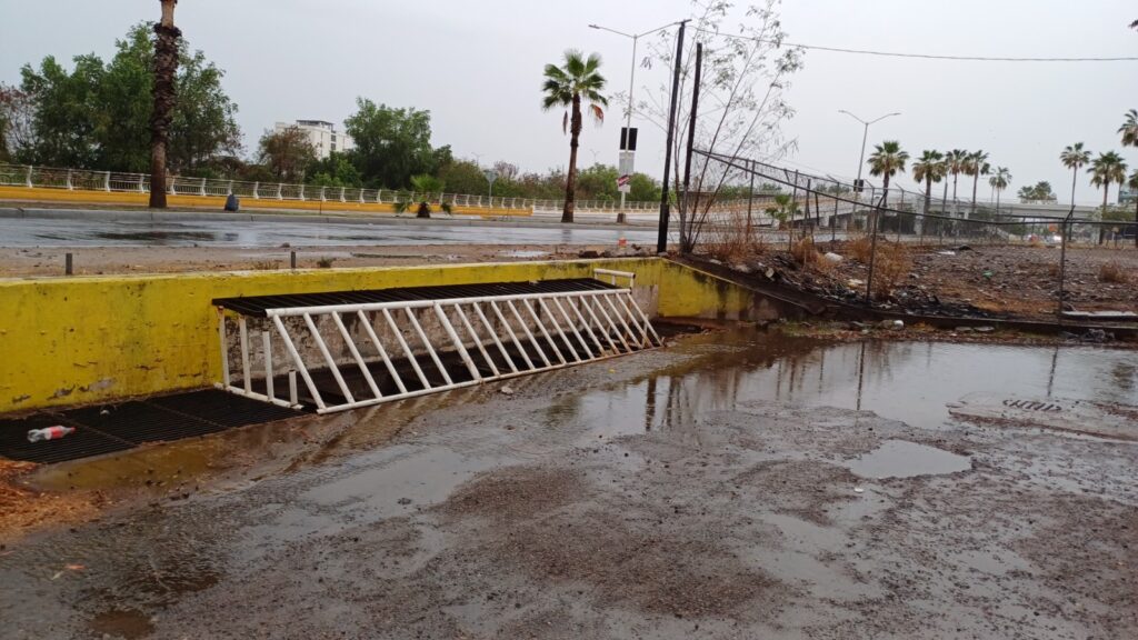 Vialidades mojadas por la lluvia en Culiacán.